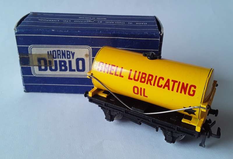 Hornby Dublo D1 Tank Wagon. `SHELL LUBRICATING OIL`. No : 32082. Mint in box.
