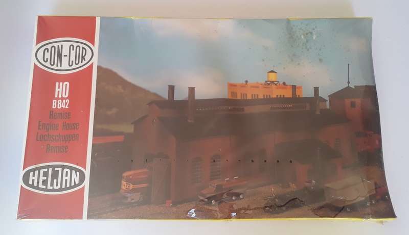 Con-Cor Heljan Engine House kit. 2-track. No : B842. 34 x 24 x 15cm. Mint in box (sealed).