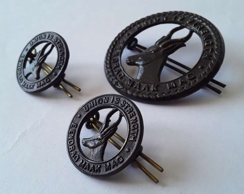 WW2 South African Infantry Badge Set. Cap And 2 x Collar. Lugs Intact.