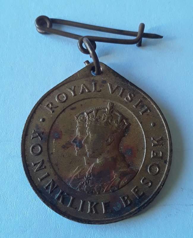 Pair 1947 South African `Royal Visit / Koninklike Besoek` Medals.