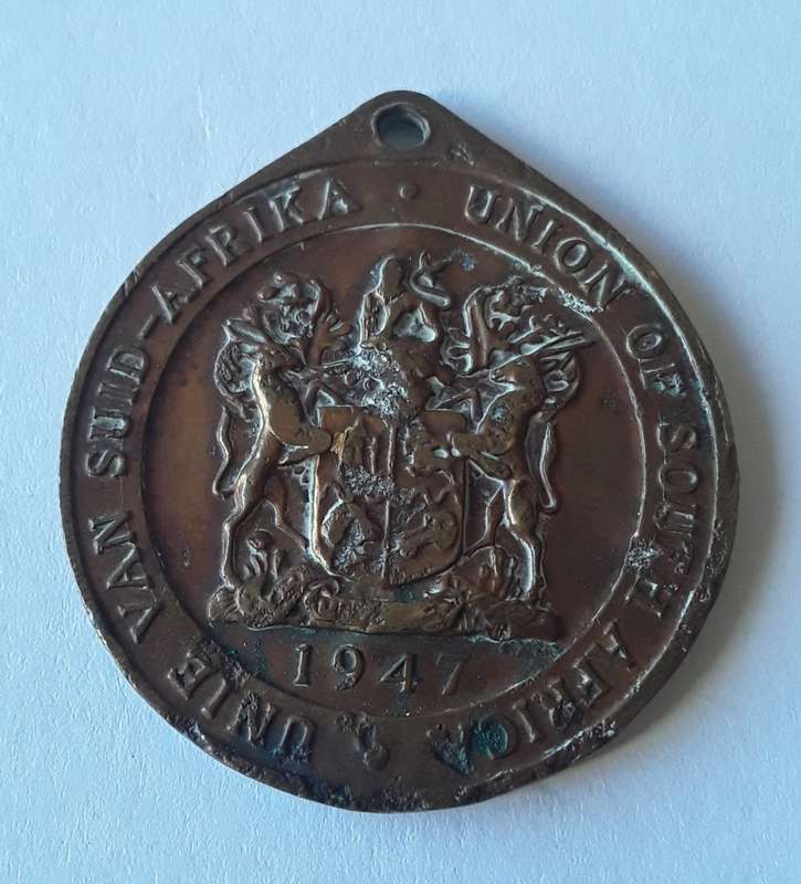 Pair 1947 South African `Royal Visit / Koninklike Besoek` Medals.
