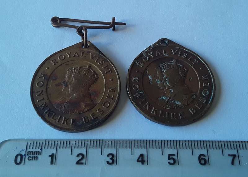 Pair 1947 South African `Royal Visit / Koninklike Besoek` Medals.