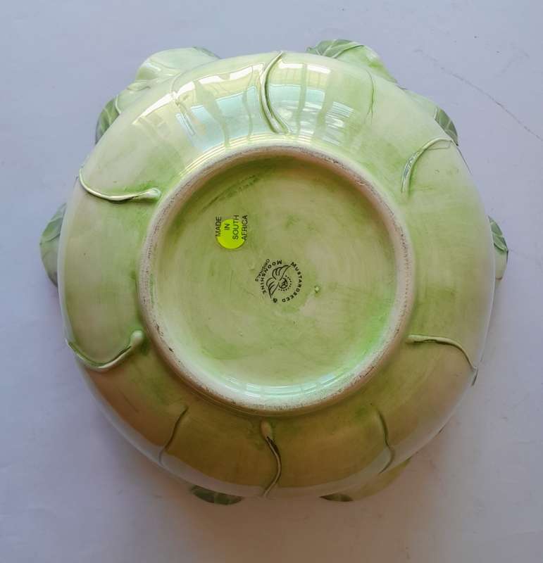 `Mustardseed & Moonshine Originals` Art Studio `Lettuce` Ceramic Bowl. Diam : 26 cm.