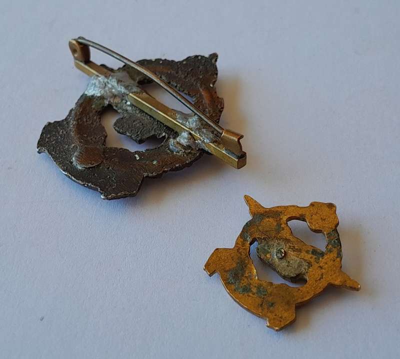 2 x WW2 SA Airforce / SA Lugmag Badges. 1 Collar. 1 Miniature.