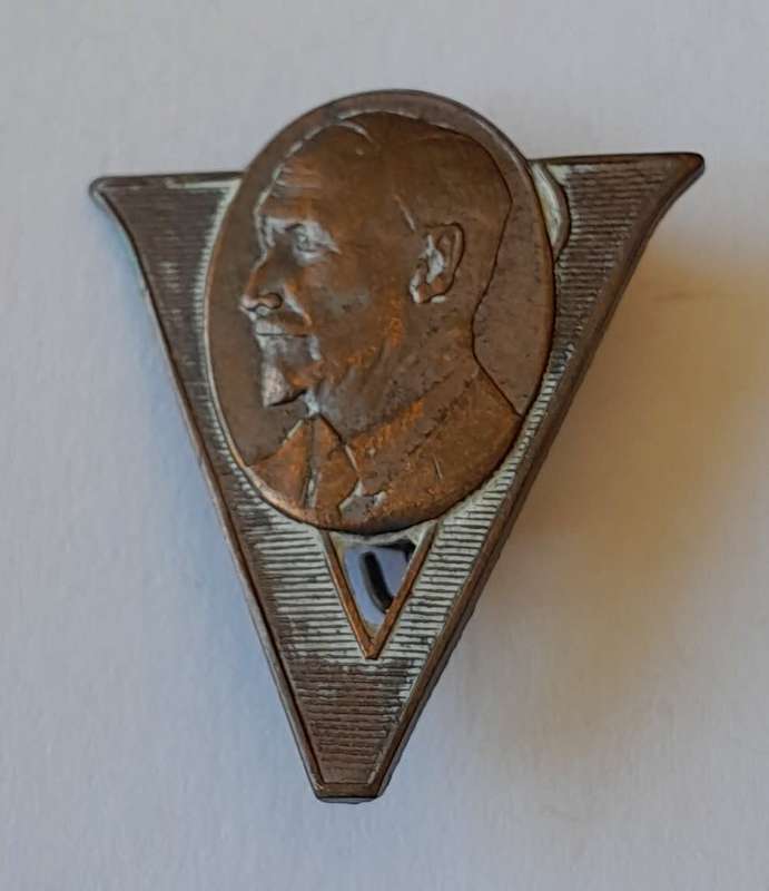 WW2 Jan Smuts Victory Badge. Pin Intact.