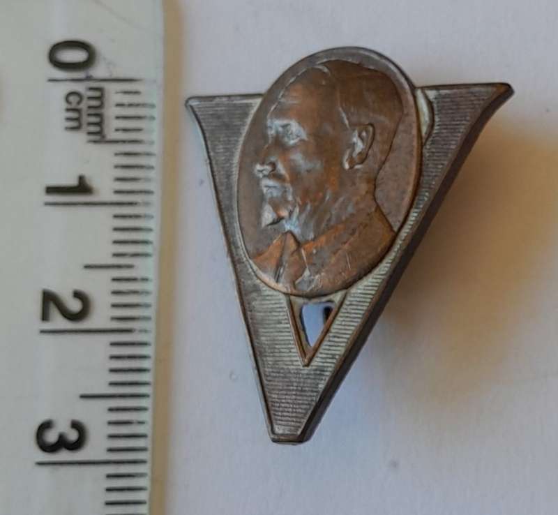 WW2 Jan Smuts Victory Badge. Pin Intact.