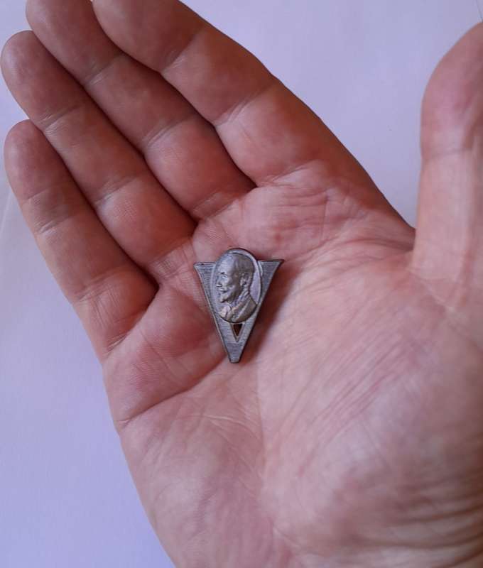 WW2 Jan Smuts Victory Badge. Pin Intact.