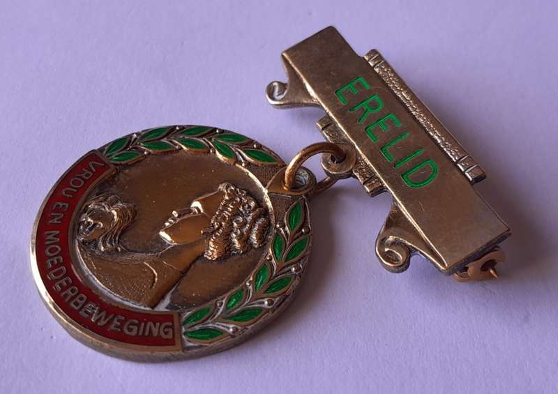 Vintage Solid Silver `Vrou En Moederbeweging` Erelid Medal.