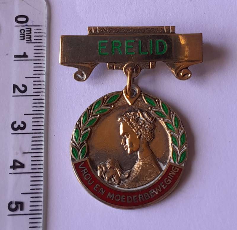 Vintage Solid Silver `Vrou En Moederbeweging` Erelid Medal.