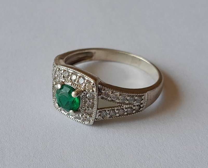 A Vintage Solid Sterling Silver Ring With Emerald Green Faceted Stone.