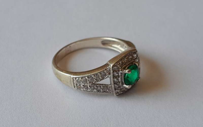 A Vintage Solid Sterling Silver Ring With Emerald Green Faceted Stone.
