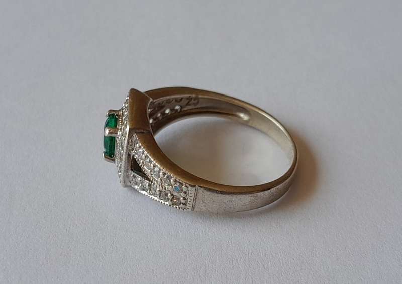 A Vintage Solid Sterling Silver Ring With Emerald Green Faceted Stone.