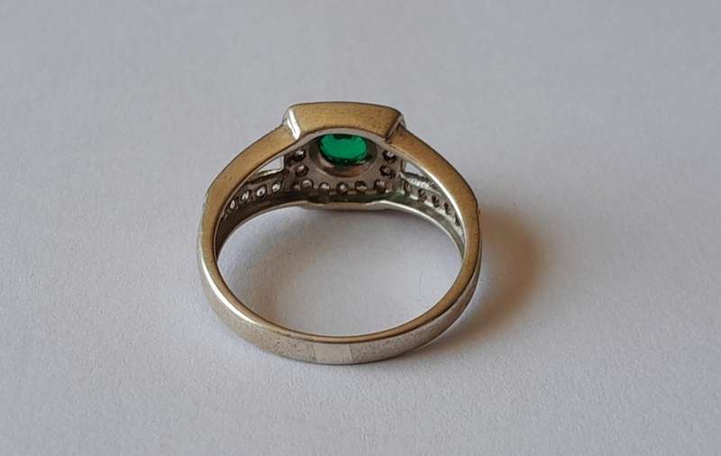 A Vintage Solid Sterling Silver Ring With Emerald Green Faceted Stone.