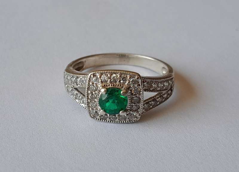 A Vintage Solid Sterling Silver Ring With Emerald Green Faceted Stone.