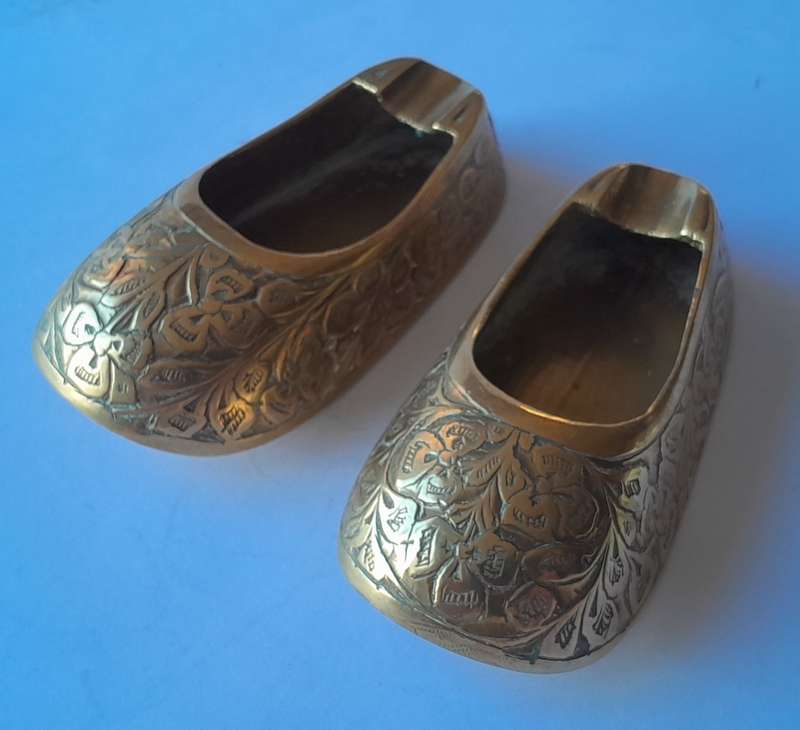 Pair Of Vintage Engraved Brass Shoe Ashtrays. 8.5 cm.