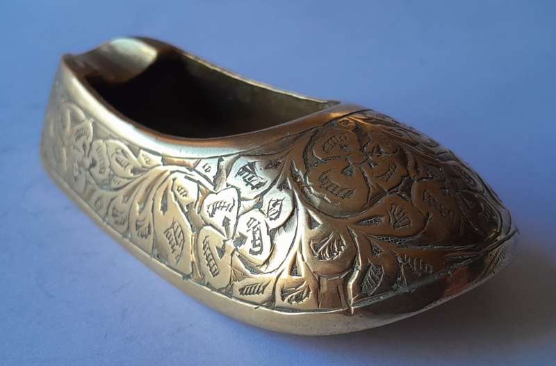 Pair Of Vintage Engraved Brass Shoe Ashtrays. 8.5 cm.