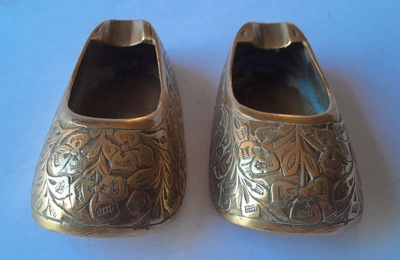 Pair Of Vintage Engraved Brass Shoe Ashtrays. 8.5 cm.