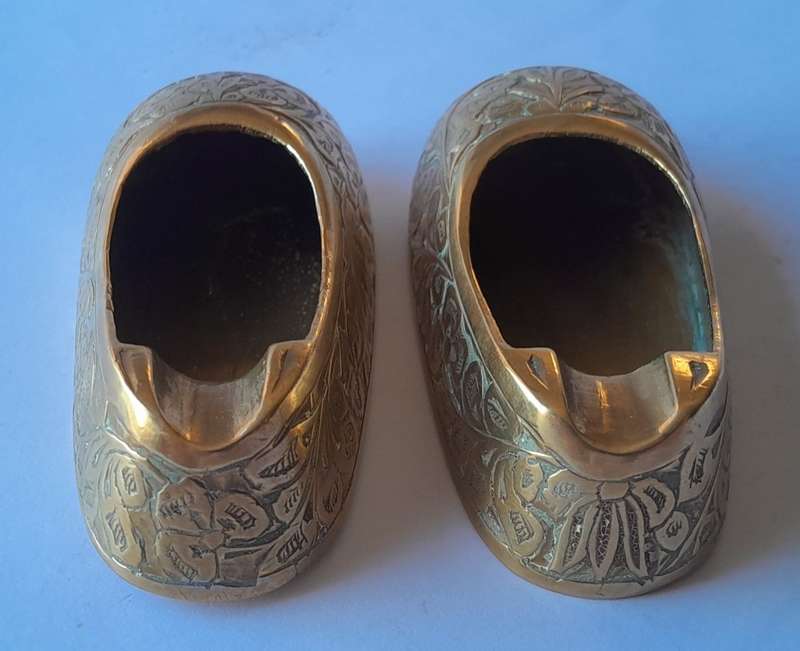 Pair Of Vintage Engraved Brass Shoe Ashtrays. 8.5 cm.