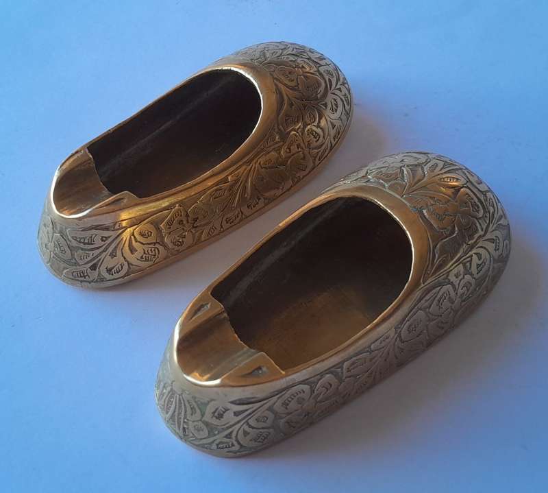 Pair Of Vintage Engraved Brass Shoe Ashtrays. 8.5 cm.
