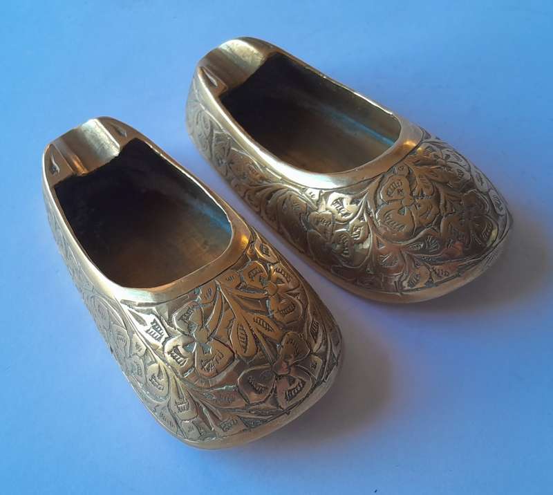 Pair Of Vintage Engraved Brass Shoe Ashtrays. 8.5 cm.
