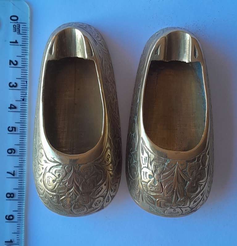 Pair Of Vintage Engraved Brass Shoe Ashtrays. 8.5 cm.