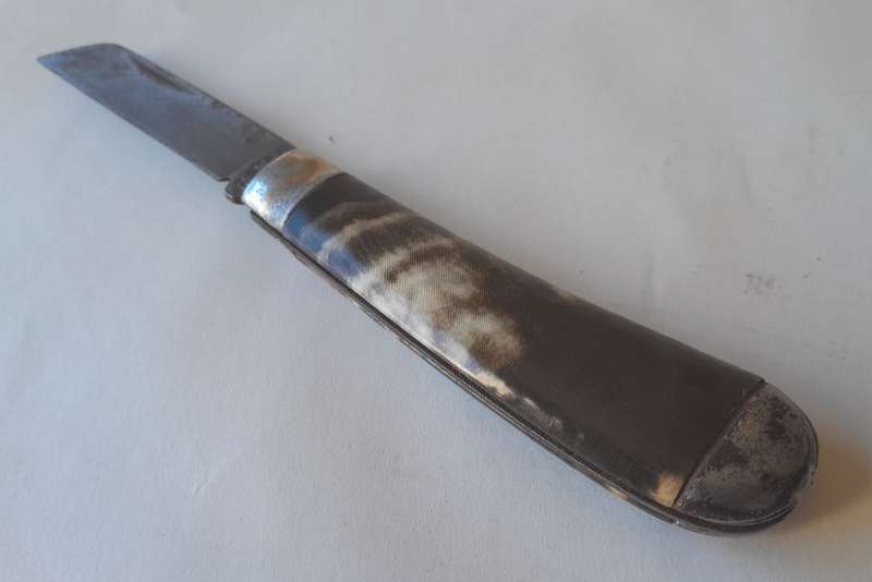 Vintage Richards Sheffield Folding Knife With Horn Handle.