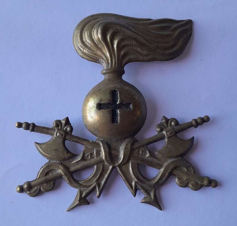 WW2 Italian Army Engineers Pith Helmet Badge.