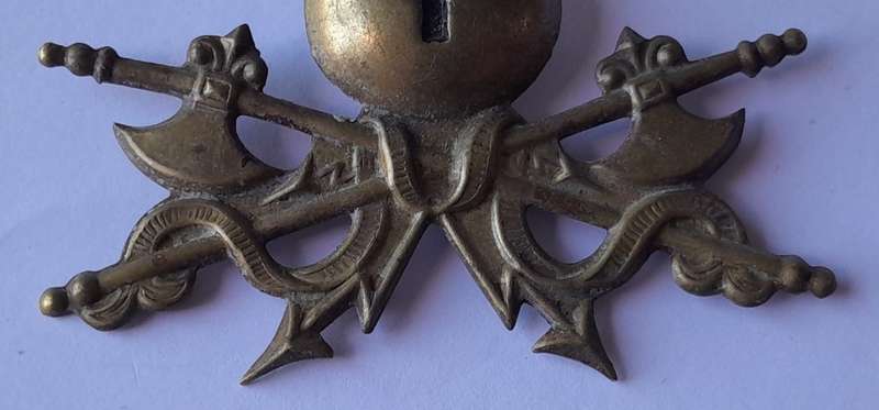 WW2 Italian Army Engineers Pith Helmet Badge.