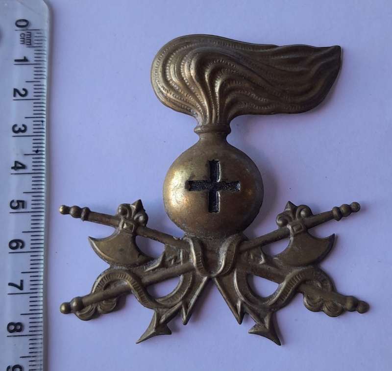 WW2 Italian Army Engineers Pith Helmet Badge.