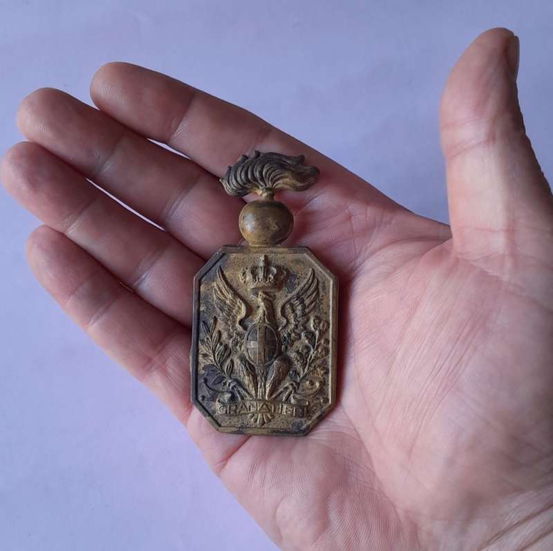 WW2 Italian Army Grenadier`s Pouch Plate.