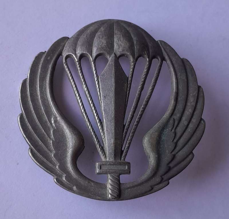"Reserved". Italian Military Paratrooper Beret Badge. Lugs Intact.