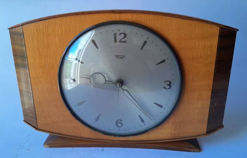 1950`s `Smiths Sectric` Electric Mantel Clock. Runs And Keeps Time. 30 x 19 cm.