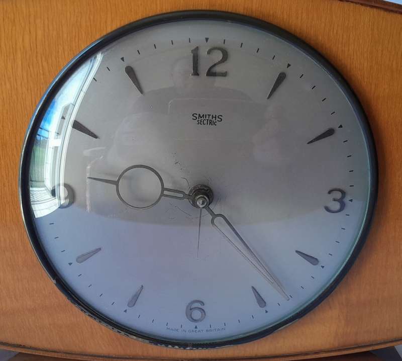 1950`s `Smiths Sectric` Electric Mantel Clock. Runs And Keeps Time. 30 x 19 cm.