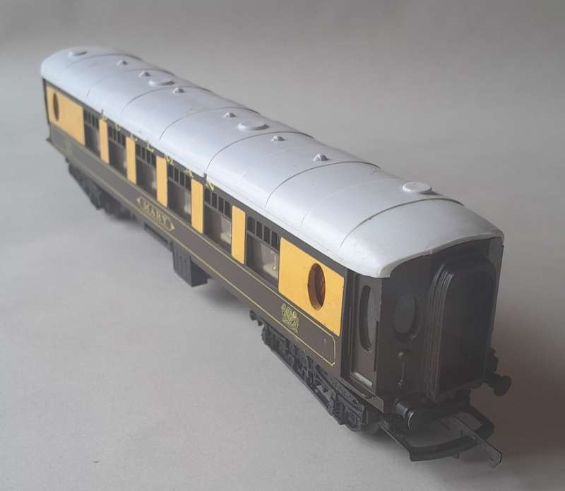 Vintage Tri-ang Pullman `Mary` 1st Class Coach (R228). OO Gauge.