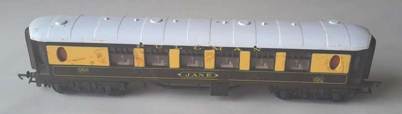 Vintage Tri-ang Pullman `Jane` 1st Class Coach (R228). OO Gauge.