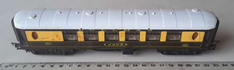 Vintage Tri-ang Pullman `Jane` 1st Class Coach (R228). OO Gauge.
