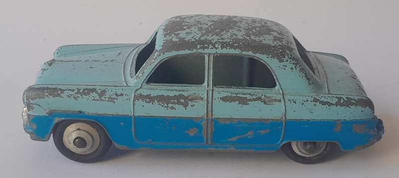Dinky Toys Die Cast Ford Zephyr Saloon By Meccano. Made in England. No. 162.