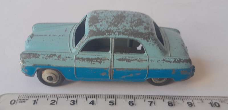 Dinky Toys Die Cast Ford Zephyr Saloon By Meccano. Made in England. No. 162.