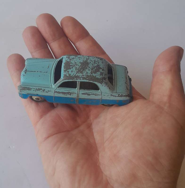 Dinky Toys Die Cast Ford Zephyr Saloon By Meccano. Made in England. No. 162.