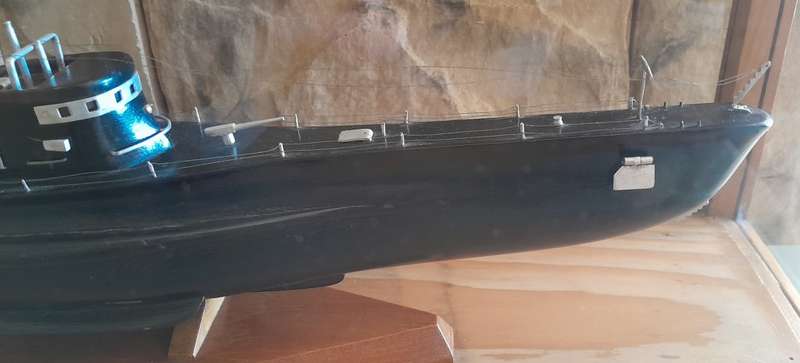 Early WW2 US Submarine Hand Crafted Wooden Model In Oak Display Case (64 x 27cm). Collection Only.
