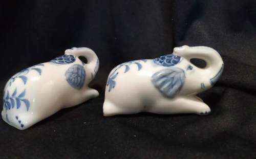 Cute vintage Elephant Salt and Pepper set