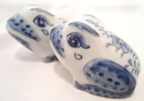 Frog blue and white porcelain Salt and Pepper set