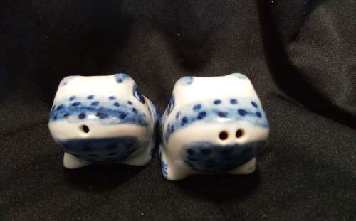 Frog blue and white porcelain Salt and Pepper set
