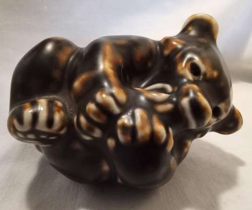 Gorgeous Royal Copenhagen Knyd Kyhn bear with paw in mouth
