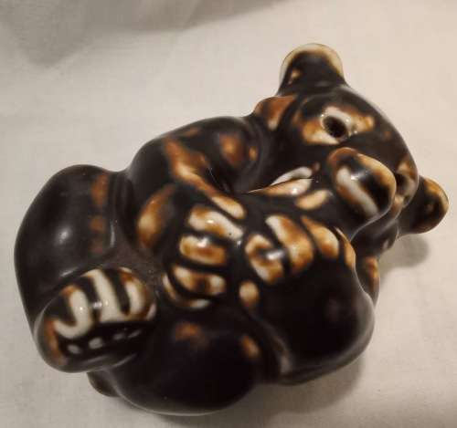 Gorgeous Royal Copenhagen Knyd Kyhn bear with paw in mouth