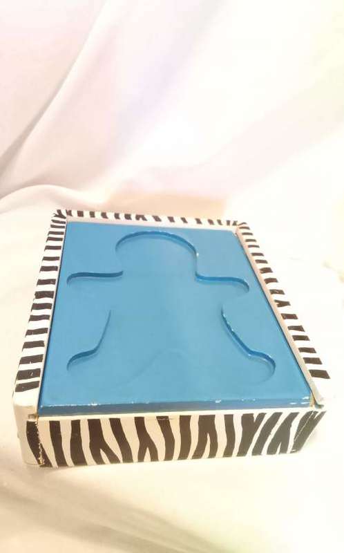 Lovely retro box with 6 three piece puzzles