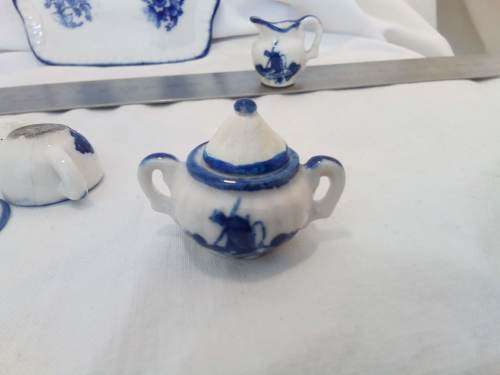Cute little Delft style tea set