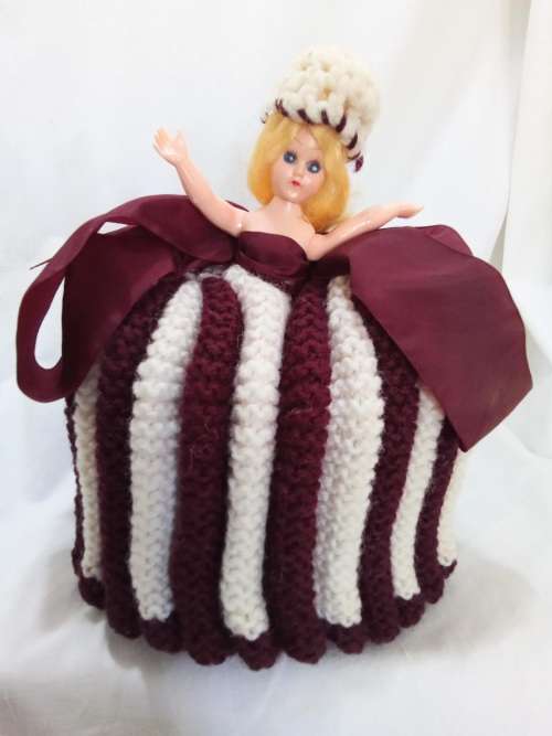 Cutest kitchy vintage knitted doll tea cosy