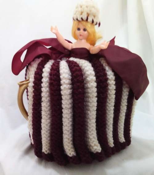 Cutest kitchy vintage knitted doll tea cosy