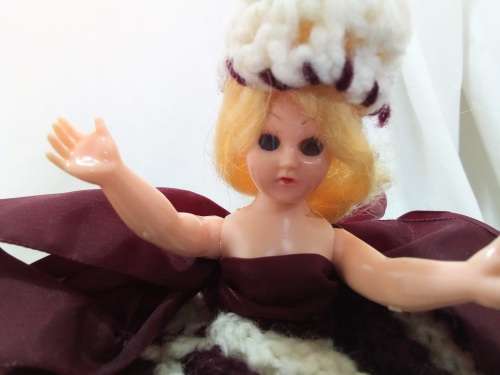 Cutest kitchy vintage knitted doll tea cosy